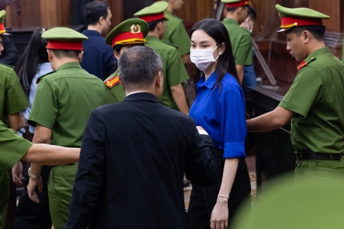 Mẹ Th&ugrave;y Ti&ecirc;n gục kh&oacute;c, con g&aacute;i vẫy tay ch&agrave;o sau khi nghe t&ograve;a tuy&ecirc;n &aacute;n 2 năm t&ugrave;- Ảnh 2.