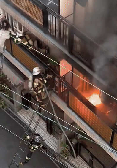 Nấu ăn trong bếp rồi gây ra hỏa hoạn, cô gái có hành động khiến lính cứu hỏa "ngã ngửa"- Ảnh 1. Nấu ăn trong bếp rồi gây ra hỏa hoạn, cô gái có hành động khiến lính cứu hỏa "ngã ngửa"- Ảnh 1.