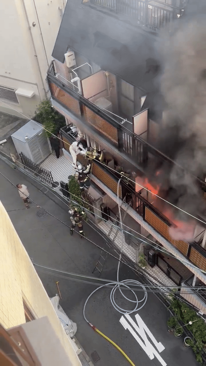 Nấu ăn trong bếp rồi gây ra hỏa hoạn, cô gái có hành động khiến lính cứu hỏa "ngã ngửa"- Ảnh 2. Nấu ăn trong bếp rồi gây ra hỏa hoạn, cô gái có hành động khiến lính cứu hỏa "ngã ngửa"- Ảnh 2.