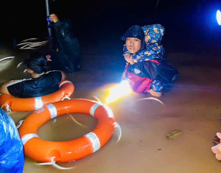 Hàng trăm nhà dân ở Đắk Lắk ngập sâu qua nóc, người dân bị cô lập kêu cứu- Ảnh 1.