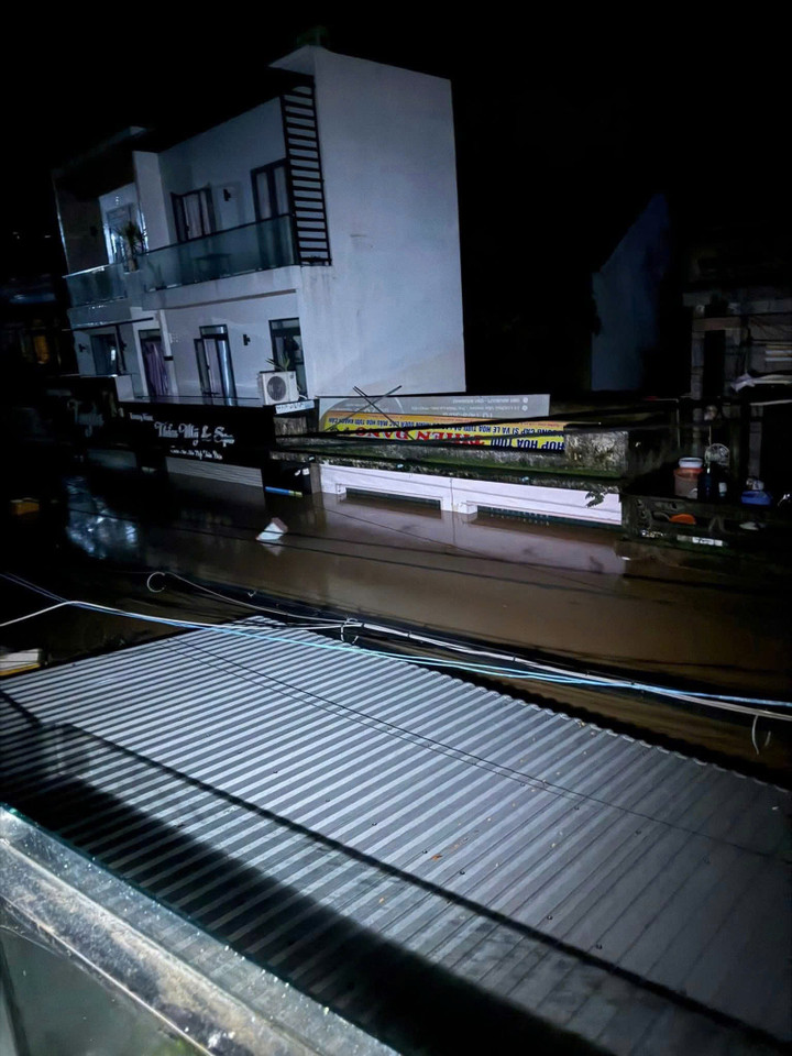 Hàng trăm nhà dân ở Đắk Lắk ngập sâu qua nóc, người dân bị cô lập kêu cứu- Ảnh 4.