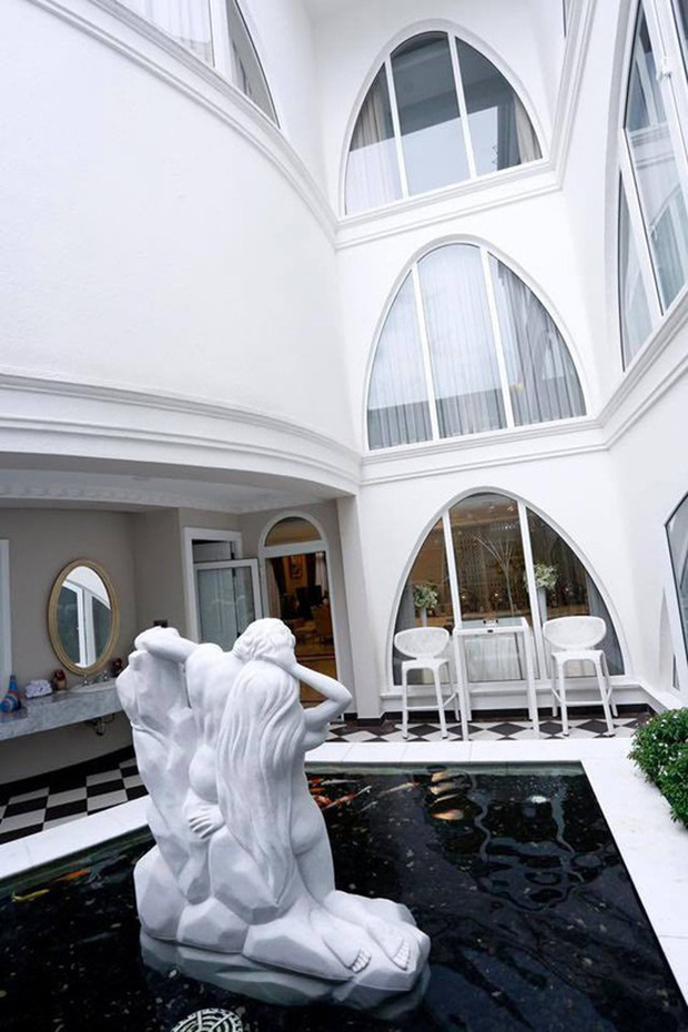 Hoa hậu Việt là mẹ đơn thân, U60 đẹp như 30, sở hữu biệt thự bề thế ở TP.HCM, đi mỏi chân không hết- Ảnh 12.