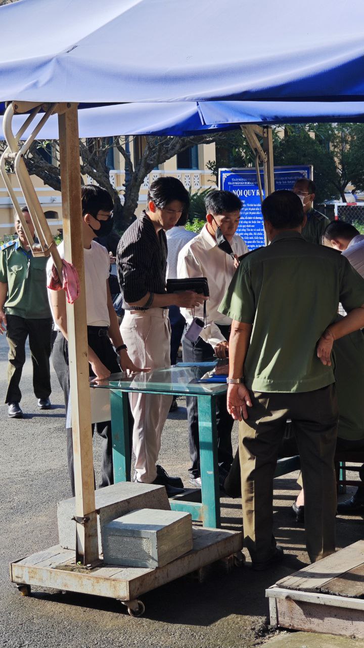 Hằng Du Mục và Quang Linh Vlogs tại tòa sáng nay, người thân xuất hiện từ sớm- Ảnh 9.