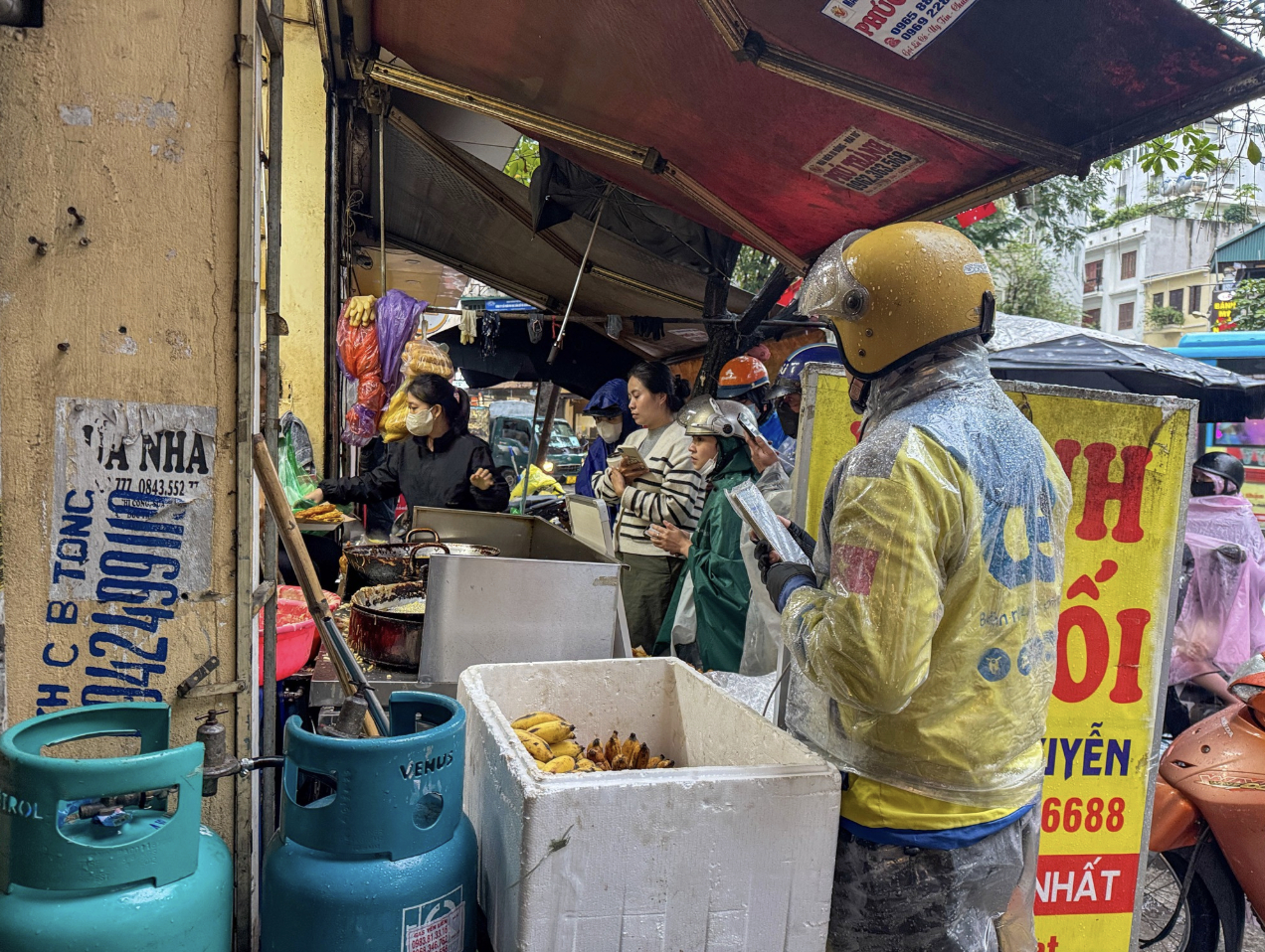 Thực tế tại hàng bánh chuối Hà Nội khiến khách "ức phát khóc": Người mua vẫn tới đông nghịt dù trời mưa lớn- Ảnh 6.