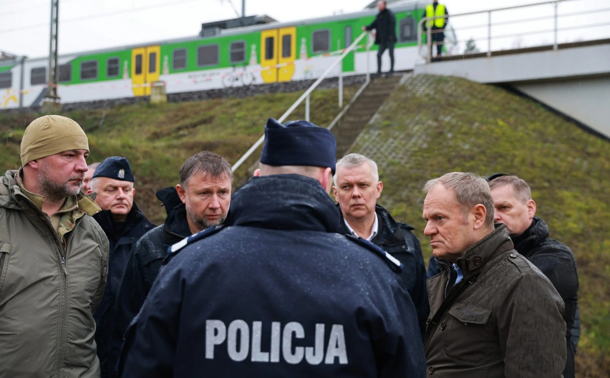 Ba Lan cáo buộc 'người Ukraine hợp tác với Moscow' đánh bom đường sắt - Nga nói 'có nhiệm vụ quan trọng hơn'- Ảnh 1. Ba Lan cáo buộc 'người Ukraine hợp tác với Moscow' đánh bom đường sắt - Nga nói 'có nhiệm vụ quan trọng hơn'- Ảnh 1.