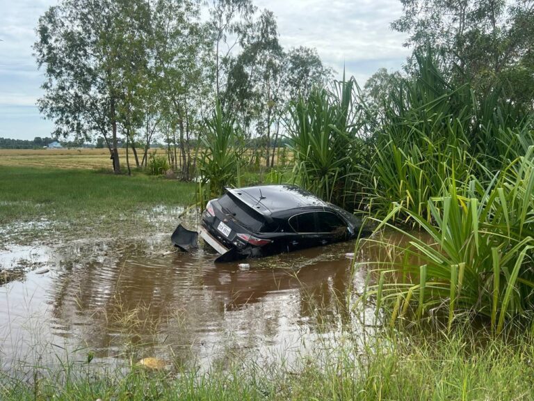 Màn cướp tù chấn động Campuchia: Nữ đồng bọn tuồn súng, phạm nhân nã đạn, cảnh sát rượt đuổi 'như phim'- Ảnh 1. Màn cướp tù chấn động Campuchia: Nữ đồng bọn tuồn súng, phạm nhân nã đạn, cảnh sát rượt đuổi 'như phim'- Ảnh 1.