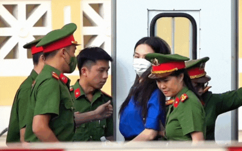 Cận cảnh Thuỳ Tiên bị còng tay áp giải đến toà, mặc áo màu xanh đặc biệt gây chú ý- Ảnh 2.