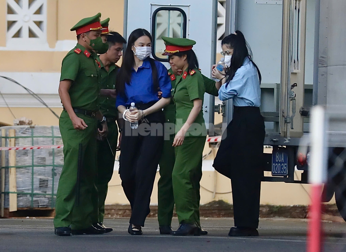 Hoa hậu Thùy Tiên và Hằng Du mục đã được áp giải tới tòa - Ảnh 1.