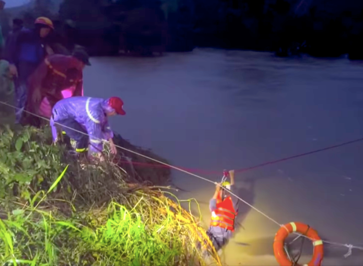 Cứu 31 người dân đi làm rẫy mắc kẹt trong lũ sông Ba- Ảnh 1.