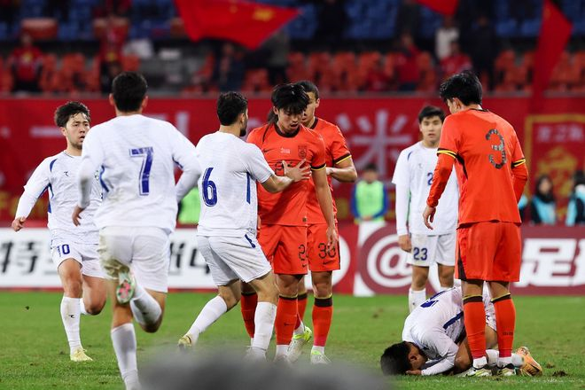Tuyển Trung Quốc mất cúp cay đắng, nhà báo bức xúc: "Phải treo giò cầu thủ bị thẻ đỏ 5 trận"- Ảnh 2.