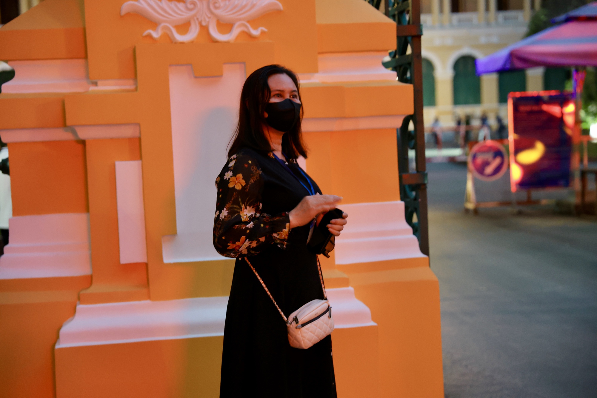 Mẹ Th&ugrave;y Ti&ecirc;n gục kh&oacute;c, con g&aacute;i vẫy tay ch&agrave;o sau khi nghe t&ograve;a tuy&ecirc;n &aacute;n 2 năm t&ugrave;- Ảnh 8.