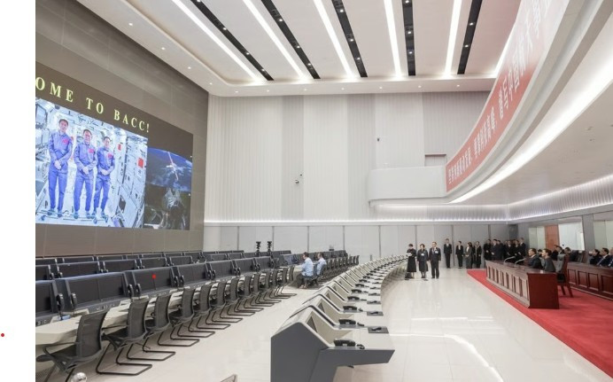 Quốc vương Thái Lan thực hiện chuyến thăm chưa từng có tiền lệ đến trung tâm vũ trụ Trung Quốc- Ảnh 2.