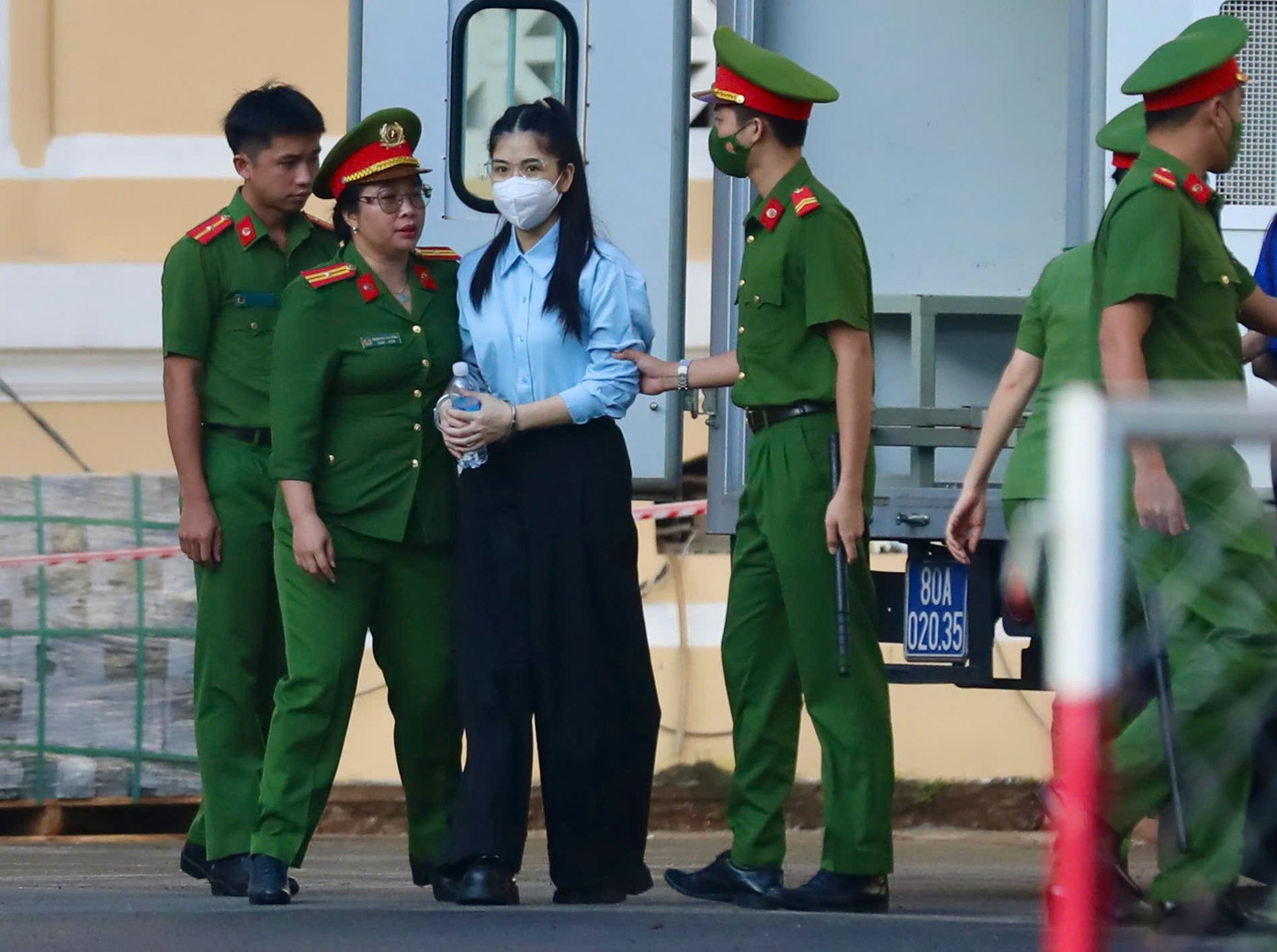 Giây phút Hoa hậu Thùy Tiên tại tòa án với tư cách bị cáo- Ảnh 2.