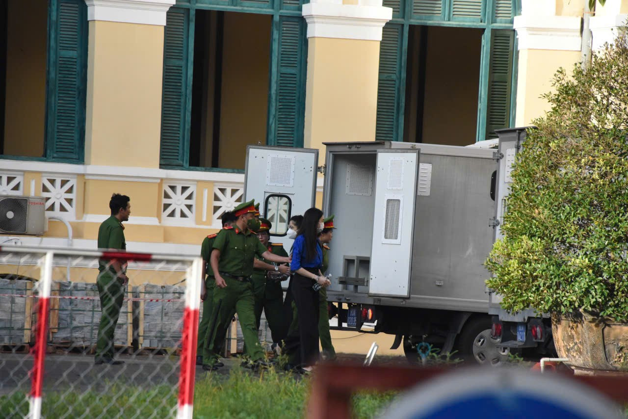 Giây phút Hoa hậu Thùy Tiên tại tòa án với tư cách bị cáo- Ảnh 3.