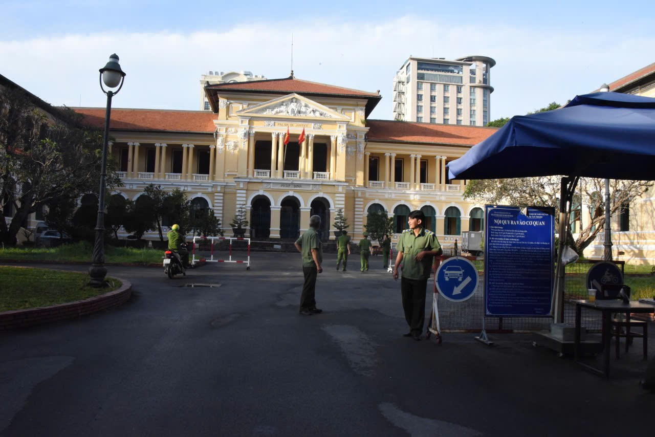 Giây phút Hoa hậu Thùy Tiên tại tòa án với tư cách bị cáo- Ảnh 4.