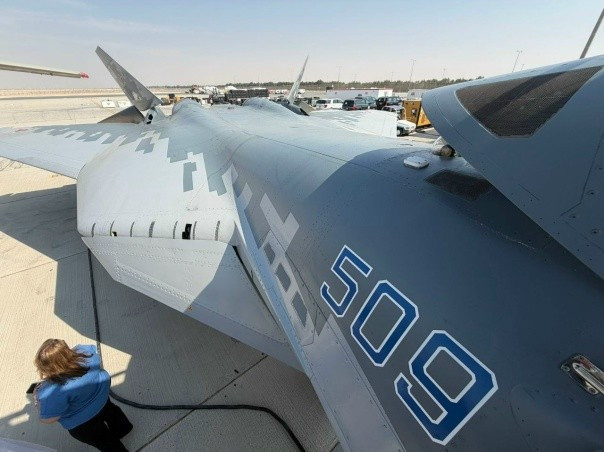Hình ảnh về buồng lái của Su-57 ở Dubai đã xuất hiện- Ảnh 1.