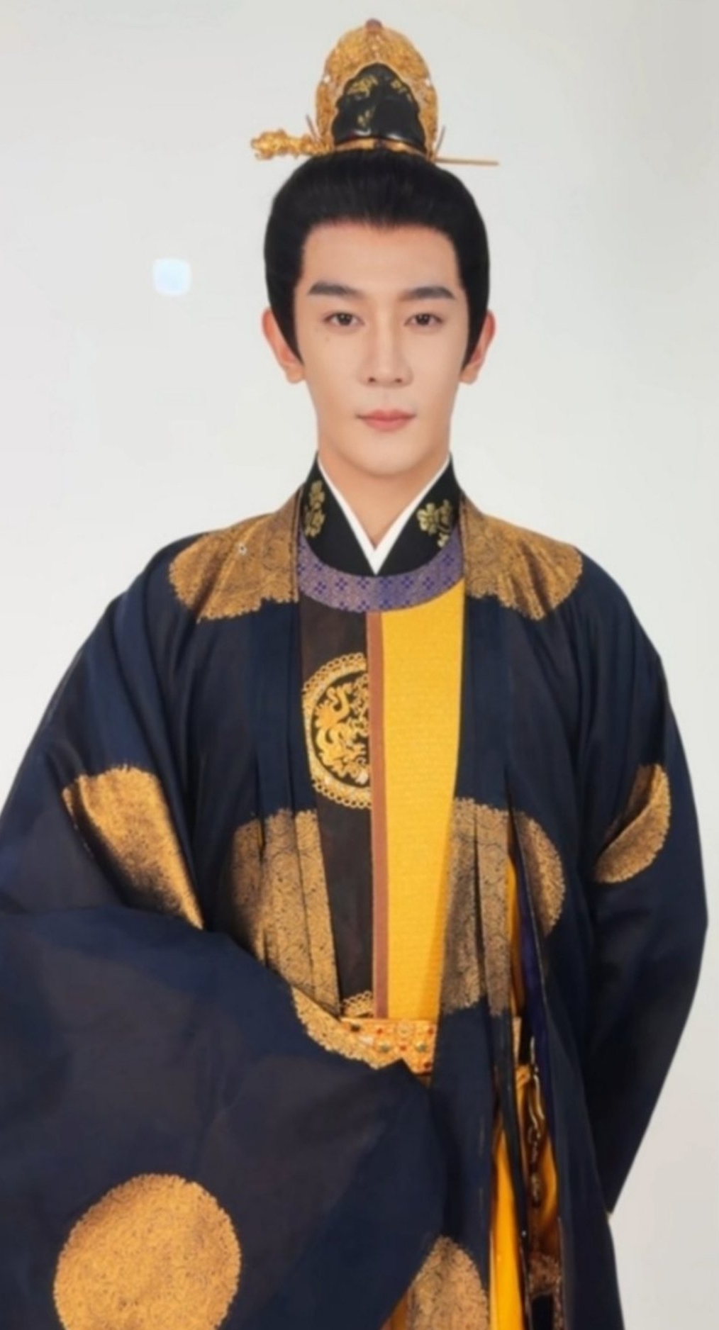 Hoàng đế nào mà mặc đồ vàng mã như vậy trời: Thẩm mỹ âm vô cực, đẹp đến mấy cũng vô phương cứu chữa- Ảnh 3.