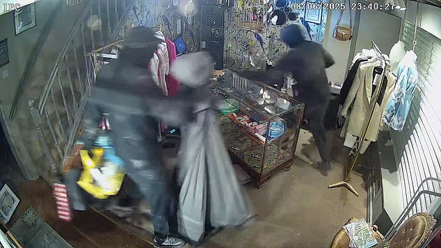 Dàn sao bóng đá phải thuê võ sĩ MMA bảo vệ khi băng đảng tội phạm coi khu nhà triệu phú là “Disneyland”- Ảnh 4. Dàn sao bóng đá phải thuê võ sĩ MMA bảo vệ khi băng đảng tội phạm coi khu nhà triệu phú là “Disneyland”- Ảnh 4.