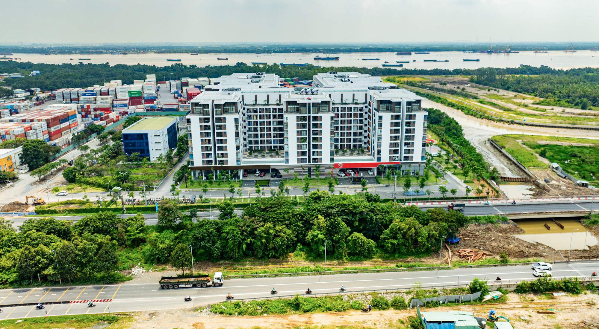 TP.HCM: Đoạn đường dài 8 km nhưng có hơn 10.000 căn hộ chung cư, nối cảng lớn nhất với sân bay rộng nhất Việt Nam- Ảnh 14. TP.HCM: Đoạn đường dài 8 km nhưng có hơn 10.000 căn hộ chung cư, nối cảng lớn nhất với sân bay rộng nhất Việt Nam- Ảnh 14.