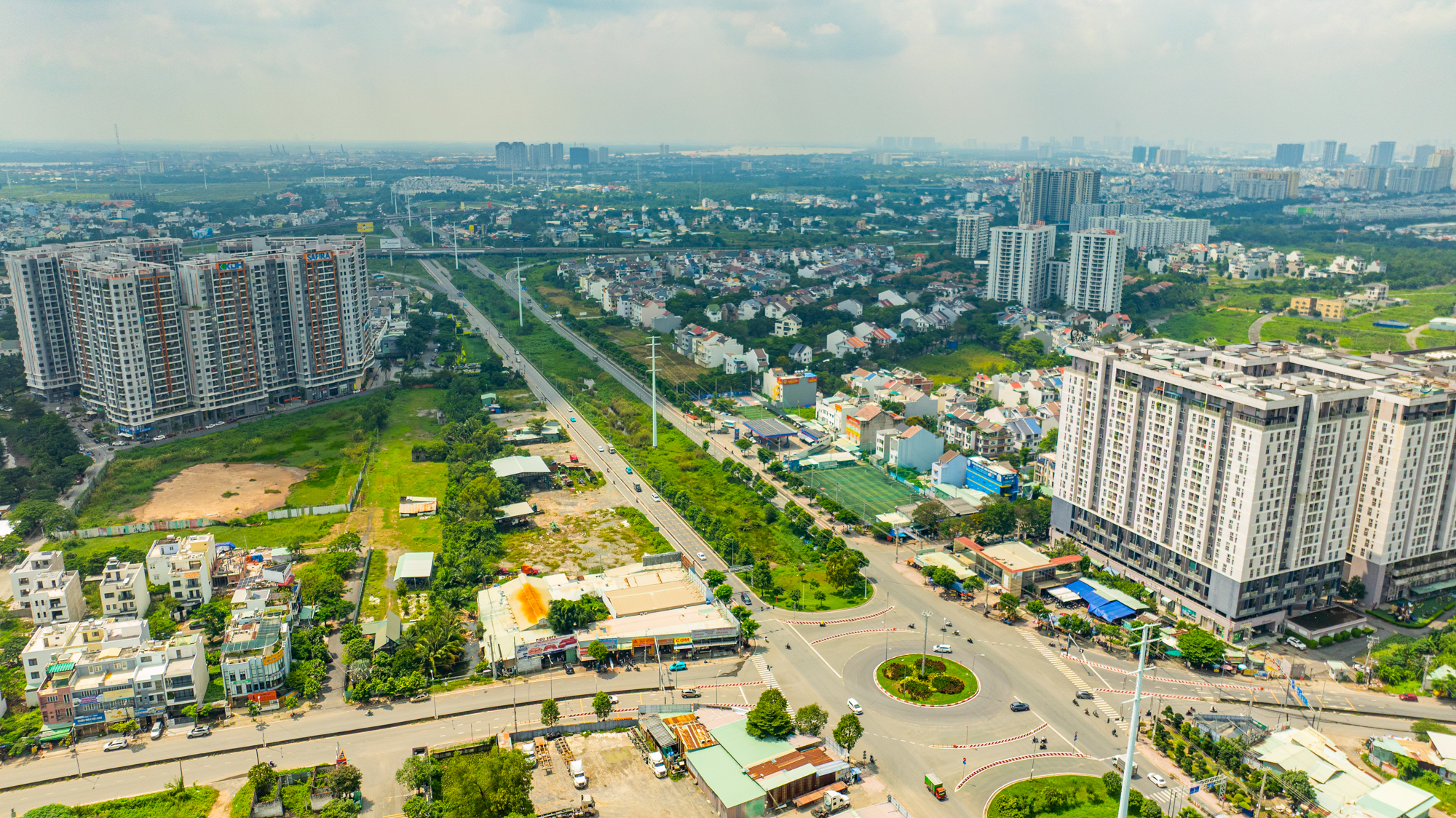 TP.HCM: Đoạn đường dài 8 km nhưng có hơn 10.000 căn hộ chung cư, nối cảng lớn nhất với sân bay rộng nhất Việt Nam- Ảnh 2. TP.HCM: Đoạn đường dài 8 km nhưng có hơn 10.000 căn hộ chung cư, nối cảng lớn nhất với sân bay rộng nhất Việt Nam- Ảnh 2.