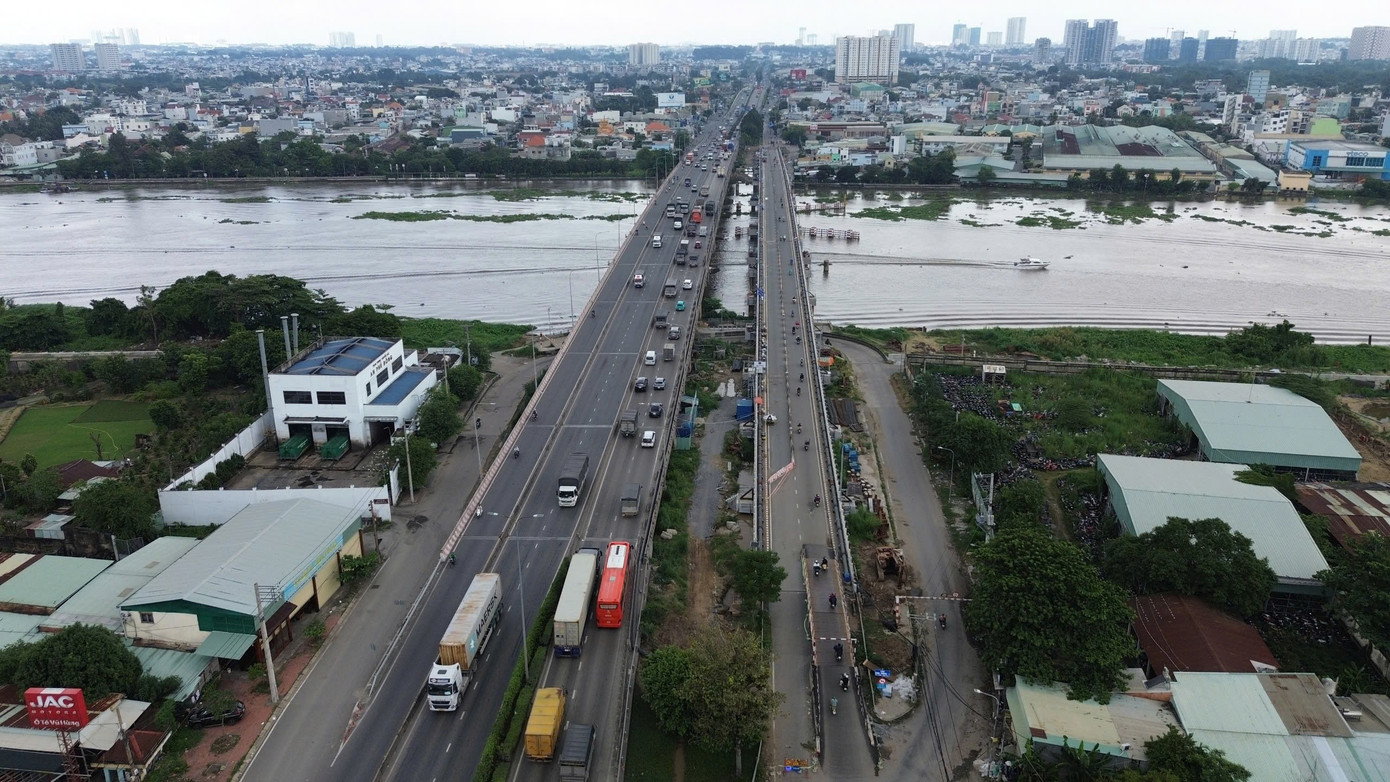 'Thần đèn' nâng cây cầu trên tuyến huyết mạch TPHCM lên 1,25 m- Ảnh 1.