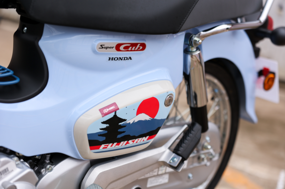 Honda Thái Lan ra mắt Super Cub 110 'Mt. Fuji Edition', tôn vinh biểu tượng nước Nhật- Ảnh 4. Honda Thái Lan ra mắt Super Cub 110 'Mt. Fuji Edition', tôn vinh biểu tượng nước Nhật- Ảnh 4.