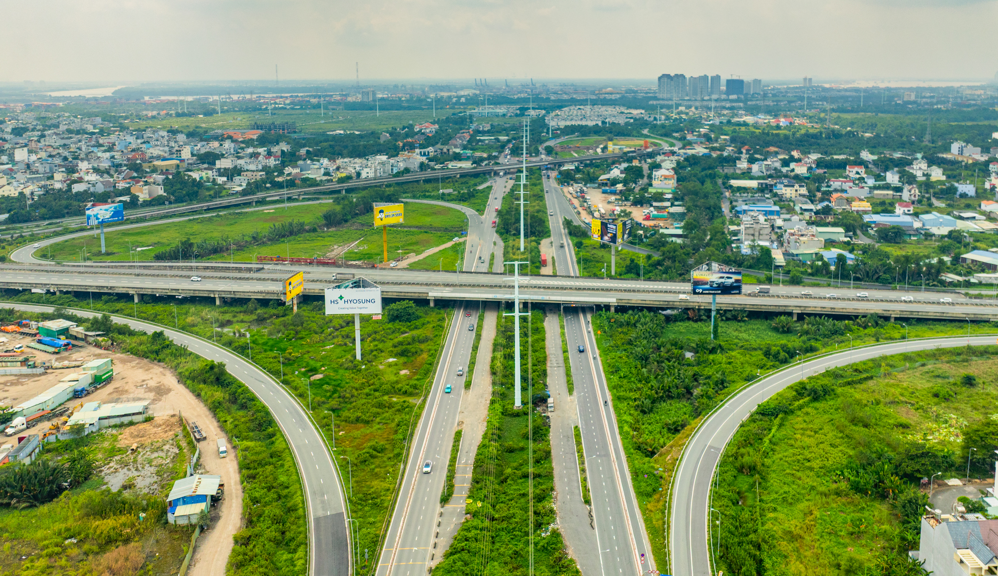 TP.HCM: Đoạn đường dài 8 km nhưng có hơn 10.000 căn hộ chung cư, nối cảng lớn nhất với sân bay rộng nhất Việt Nam- Ảnh 5. TP.HCM: Đoạn đường dài 8 km nhưng có hơn 10.000 căn hộ chung cư, nối cảng lớn nhất với sân bay rộng nhất Việt Nam- Ảnh 5.