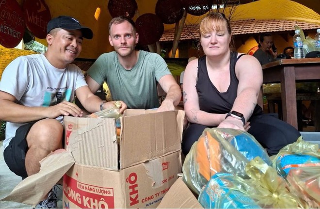 Khách Tây đi chân trần, xắn quần dọn lũ cùng dân Hội An- Ảnh 4. Khách Tây đi chân trần, xắn quần dọn lũ cùng dân Hội An- Ảnh 4.