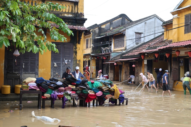 Khách Tây đi chân trần, xắn quần dọn lũ cùng dân Hội An- Ảnh 1. Khách Tây đi chân trần, xắn quần dọn lũ cùng dân Hội An- Ảnh 1.