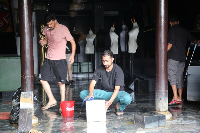 Khách Tây đi chân trần, xắn quần dọn lũ cùng dân Hội An- Ảnh 2. Khách Tây đi chân trần, xắn quần dọn lũ cùng dân Hội An- Ảnh 2.