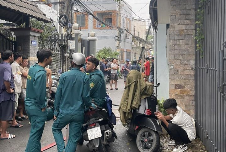 Người đ&agrave;n &ocirc;ng ch&eacute;m h&agrave;ng x&oacute;m do mở nhạc qu&aacute; to- Ảnh 1.