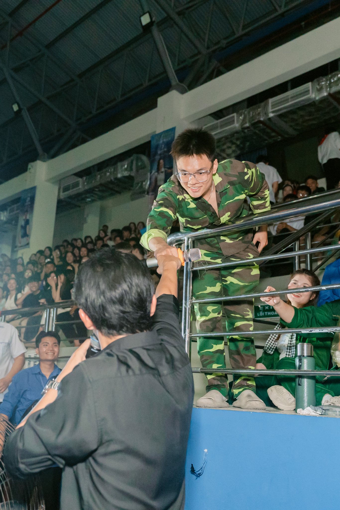 Bức ảnh của nhạc sĩ Nguyễn Văn Chung gây xôn xao, hơn 5.000 người bình luận- Ảnh 4. Bức ảnh của nhạc sĩ Nguyễn Văn Chung gây xôn xao, hơn 5.000 người bình luận- Ảnh 4.