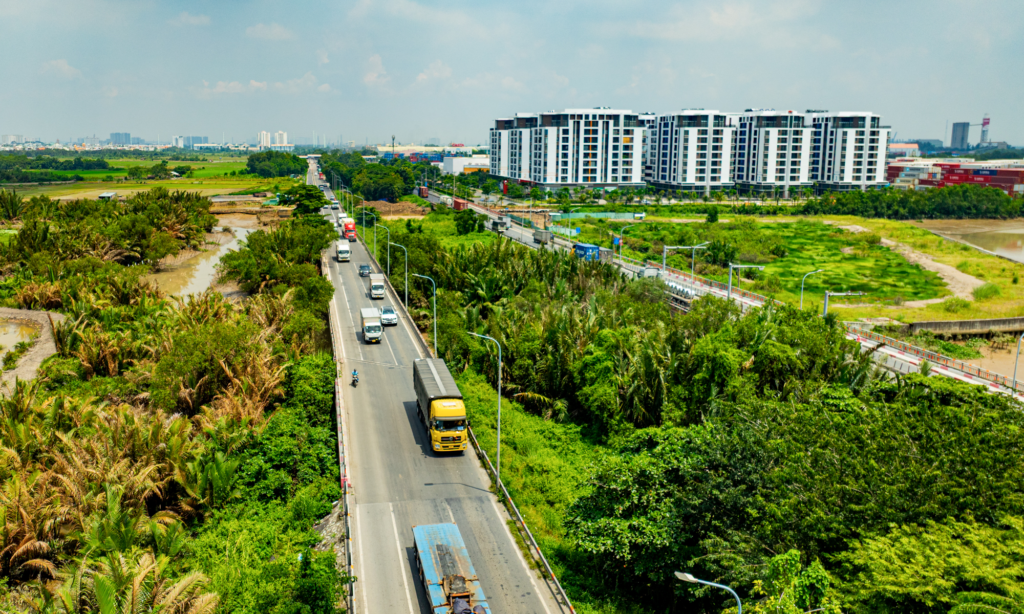 TP.HCM: Đoạn đường dài 8 km nhưng có hơn 10.000 căn hộ chung cư, nối cảng lớn nhất với sân bay rộng nhất Việt Nam- Ảnh 11. TP.HCM: Đoạn đường dài 8 km nhưng có hơn 10.000 căn hộ chung cư, nối cảng lớn nhất với sân bay rộng nhất Việt Nam- Ảnh 11.