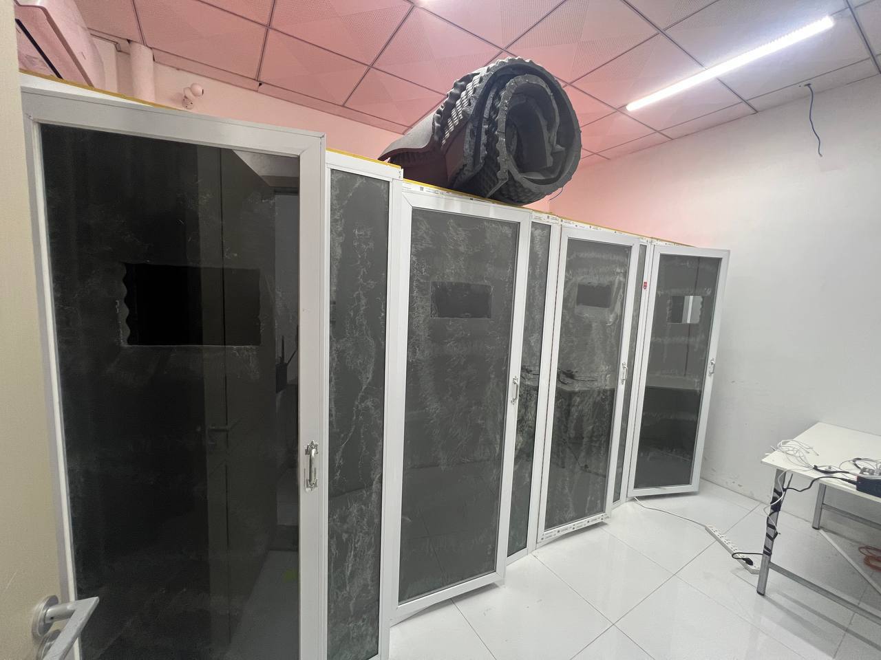 24 buồng gọi, 19 hộ chiếu, 20 điện thoại và phông nền FBI: Đột kích bên trong hang ổ lừa đảo xuyên quốc gia tại Campuchia- Ảnh 7. 24 buồng gọi, 19 hộ chiếu, 20 điện thoại và phông nền FBI: Đột kích bên trong hang ổ lừa đảo xuyên quốc gia tại Campuchia- Ảnh 7.