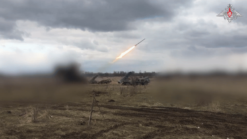 Đạn nã xối xả khi Black Hawk vừa đáp xuống, Nga ra đòn chưa từng có – Ông Zelensky sốc trước báo cáo mật- Ảnh 3.