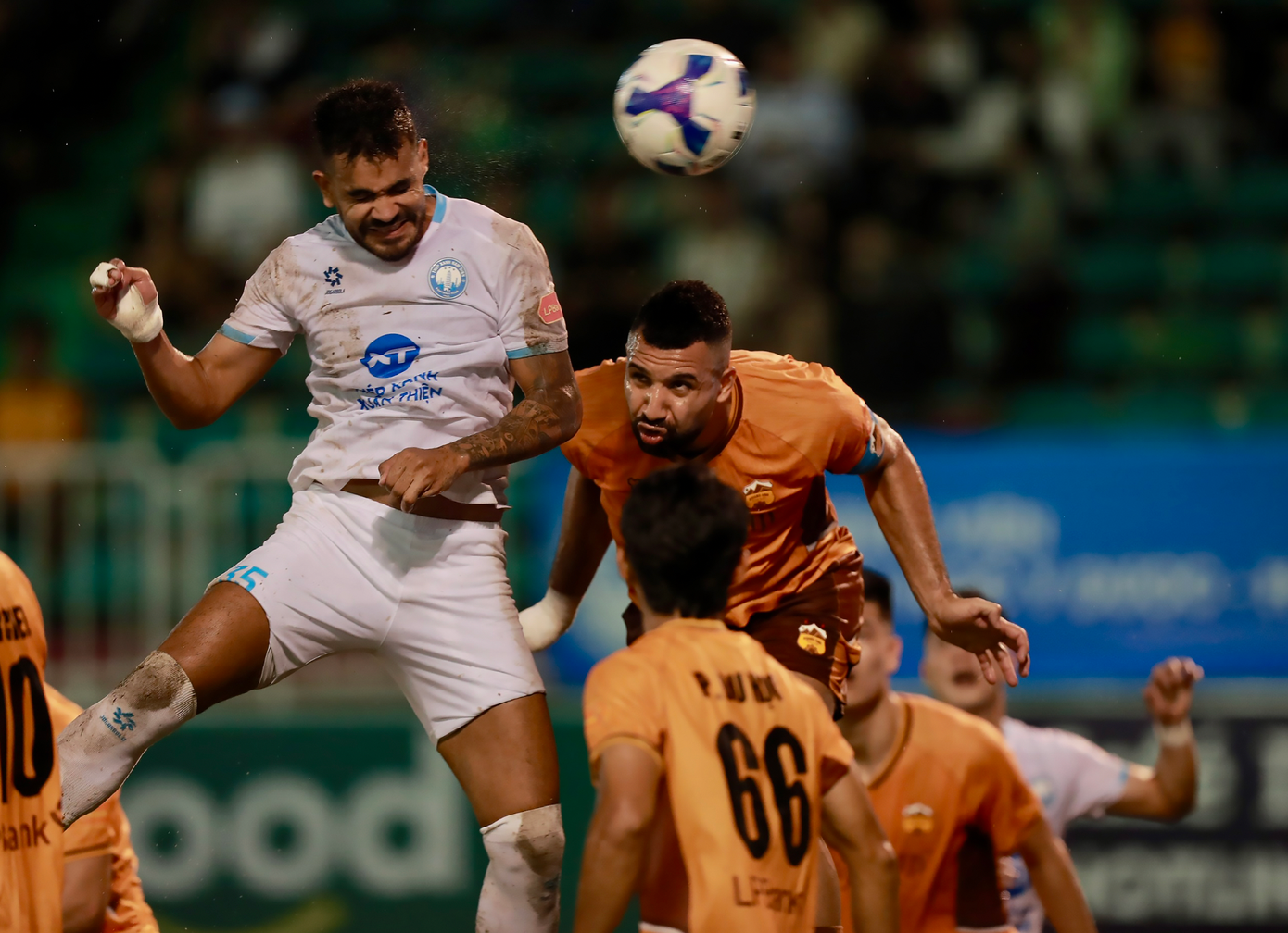 Đua vô địch V.League: CLB Hà Nội, Nam Định tung cờ trắng?- Ảnh 1.