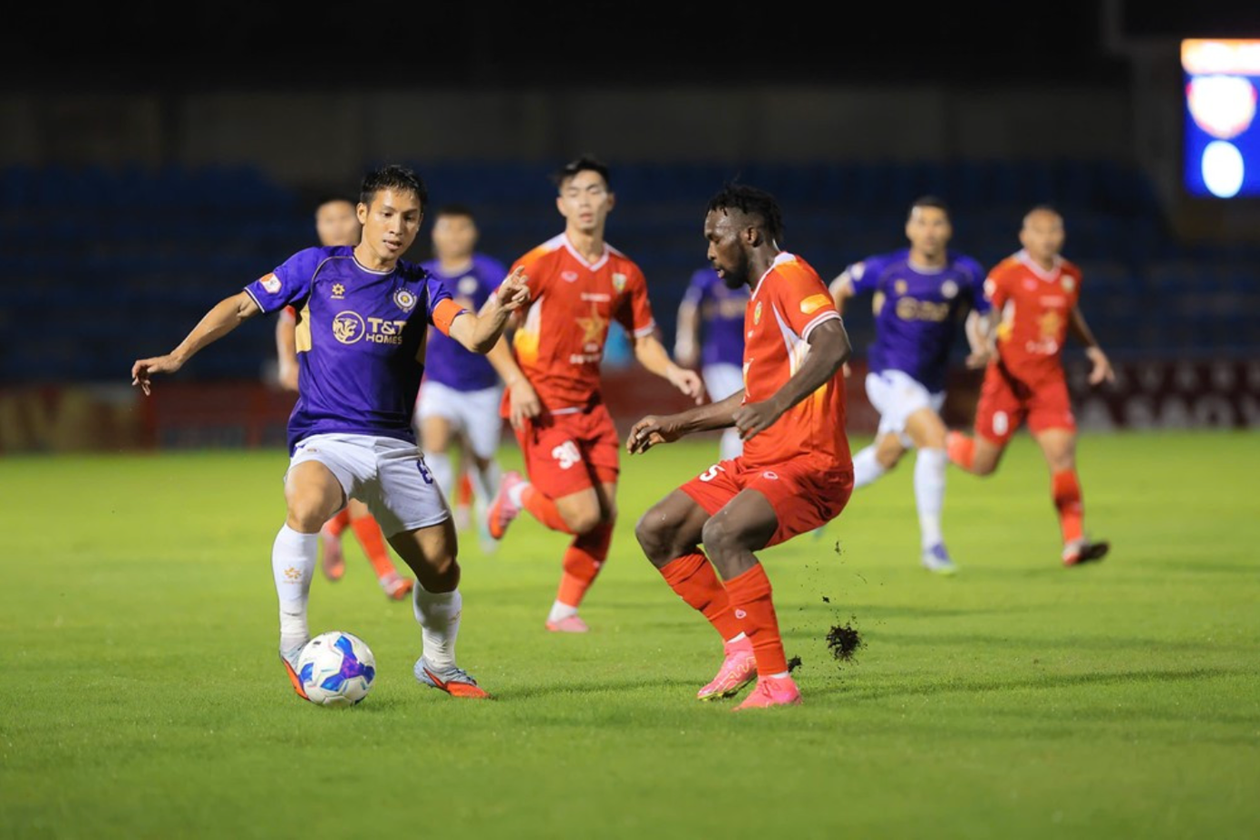 Đua vô địch V.League: CLB Hà Nội, Nam Định tung cờ trắng?- Ảnh 2.