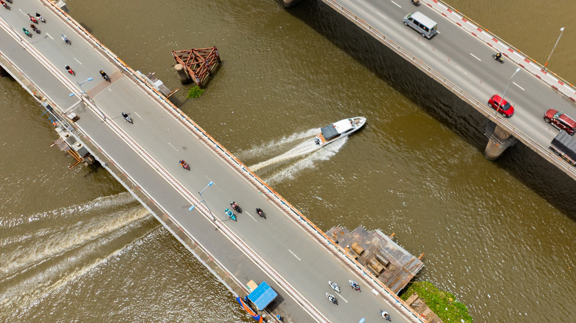 Một tháng thần tốc: Cây cầu 11.000 tấn được nâng lên 1,08m nhờ vào 100 