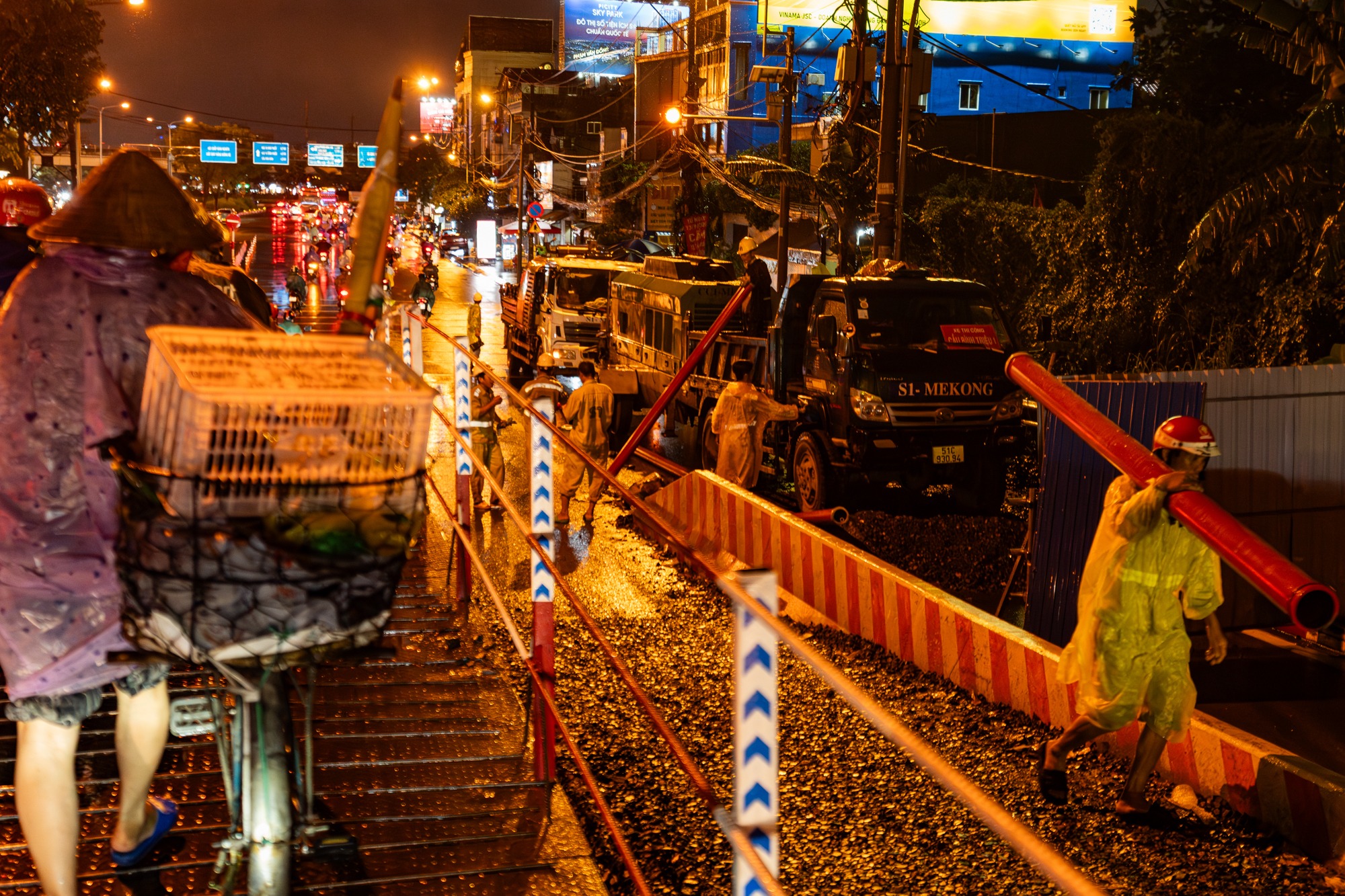 Một tháng thần tốc: Cây cầu 11.000 tấn được nâng lên 1,08m nhờ vào 100 