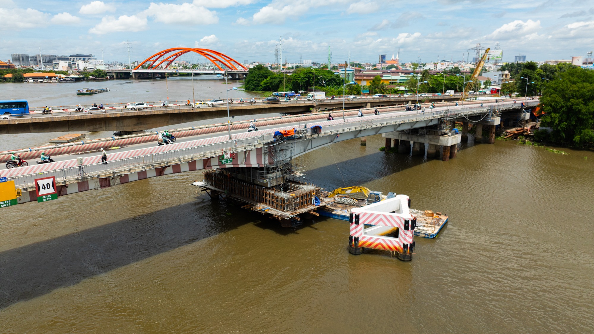 Một tháng thần tốc: Cây cầu 11.000 tấn được nâng lên 1,08m nhờ vào 100 