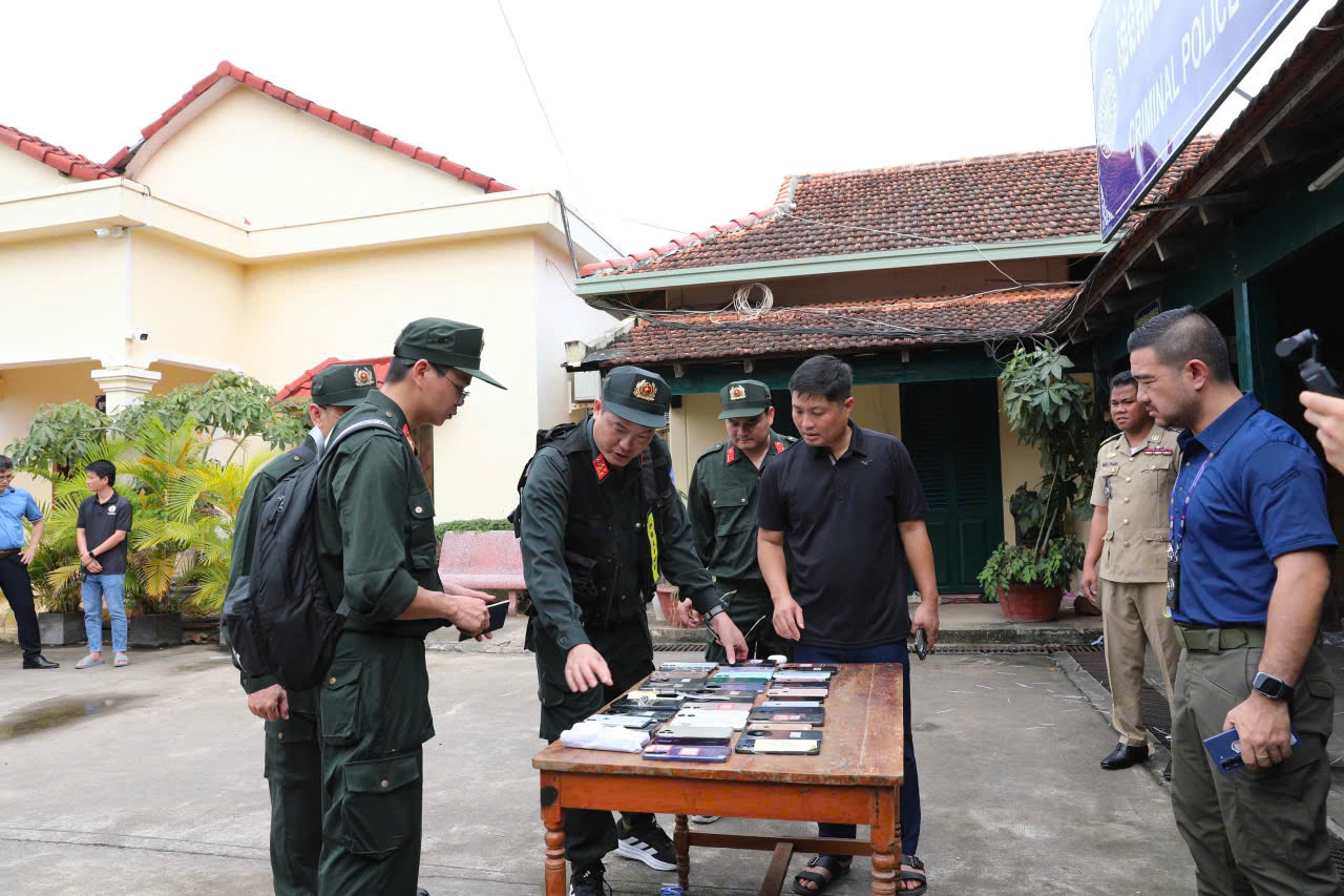 Hình ảnh bắt 66 đối tượng trong tổ chức lừa đảo tại Campuchia do “bà trùm” người Việt cầm đầu- Ảnh 4.