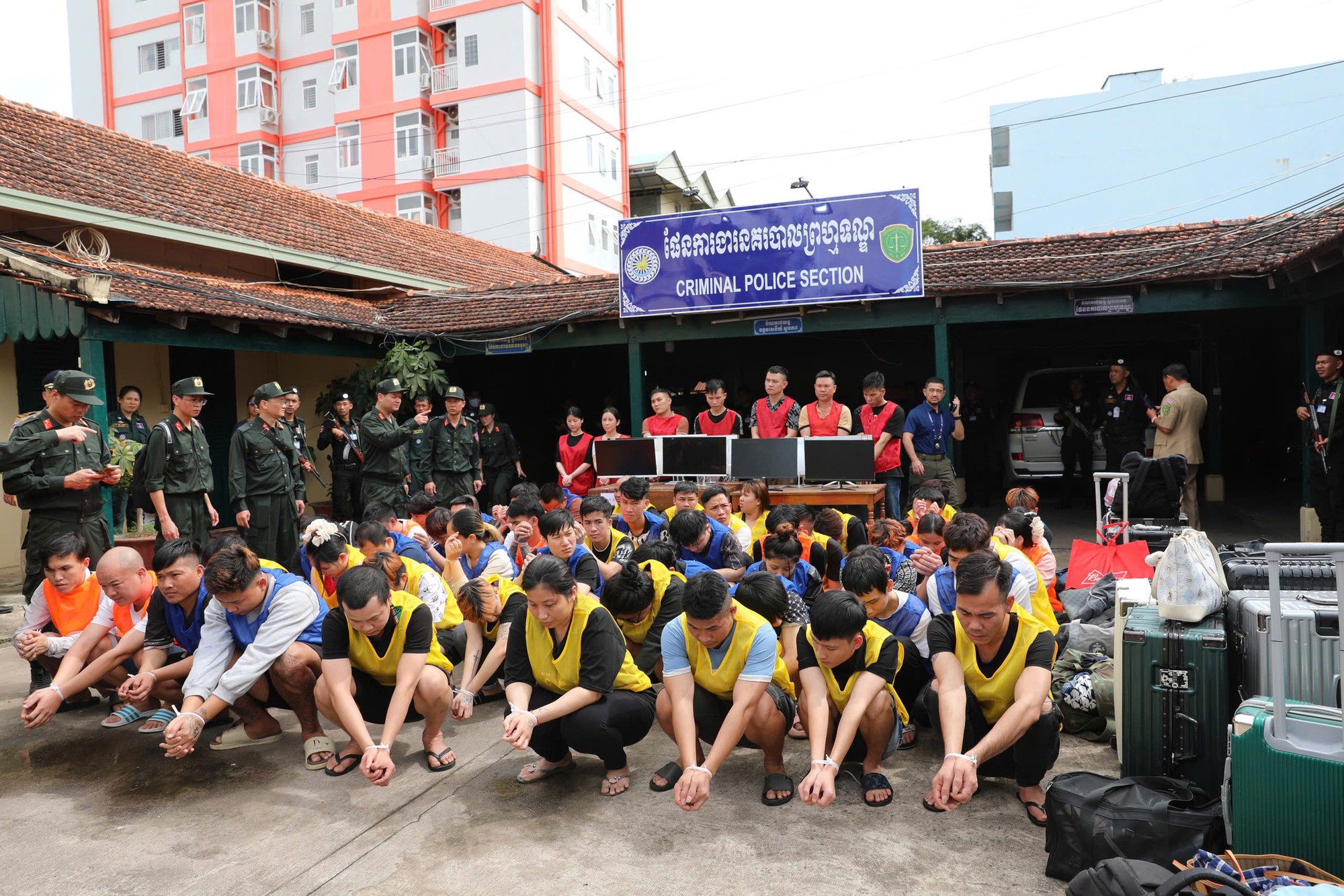 Hình ảnh bắt 66 đối tượng trong tổ chức lừa đảo tại Campuchia do “bà trùm” người Việt cầm đầu- Ảnh 3.