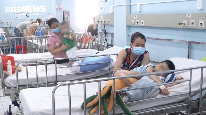 Cảnh báo nguy cơ 'dịch chồng dịch' ở TP.HCM- Ảnh 1.