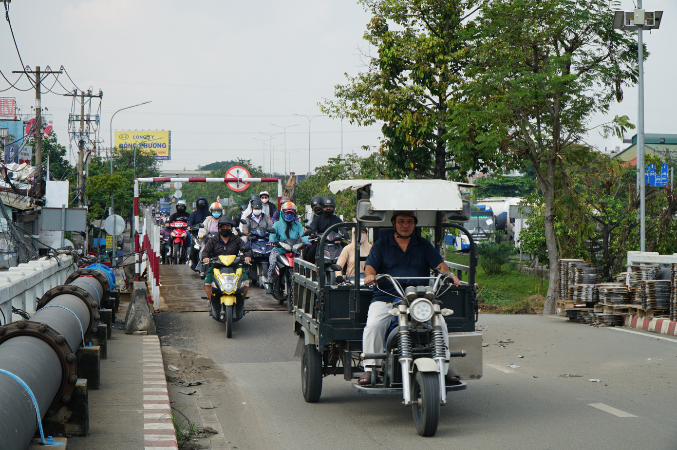 'Thần đèn' nâng cây cầu trên tuyến huyết mạch TPHCM lên 1,25 m- Ảnh 4.