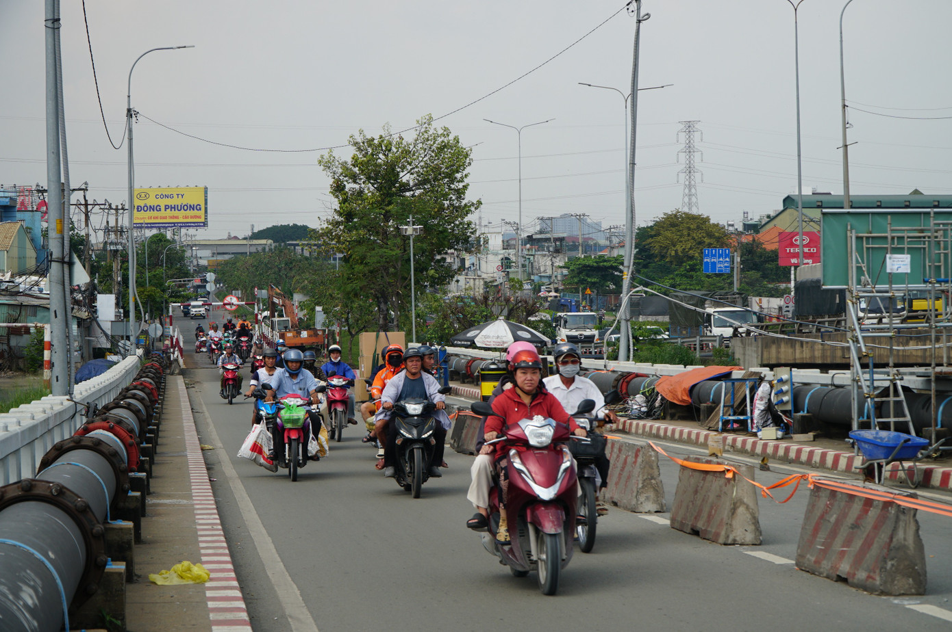 'Thần đèn' nâng cây cầu trên tuyến huyết mạch TPHCM lên 1,25 m- Ảnh 7.