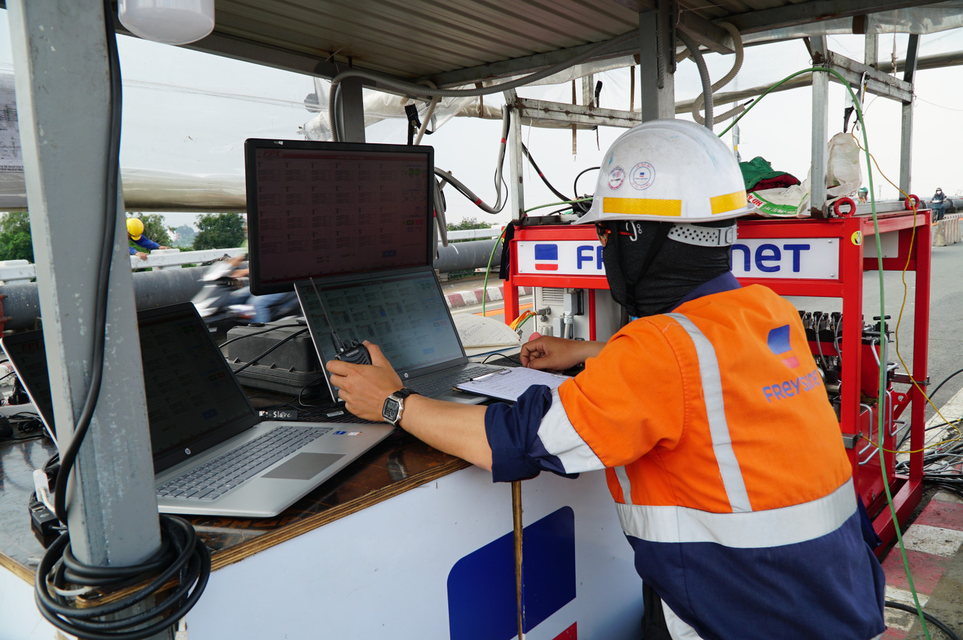 'Thần đèn' nâng cây cầu trên tuyến huyết mạch TPHCM lên 1,25 m- Ảnh 9.