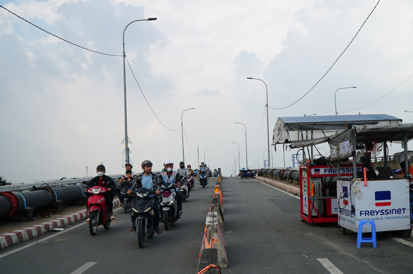 'Thần đèn' nâng cây cầu trên tuyến huyết mạch TPHCM lên 1,25 m- Ảnh 11.