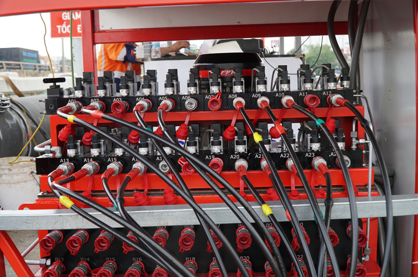 'Thần đèn' nâng cây cầu trên tuyến huyết mạch TPHCM lên 1,25 m- Ảnh 10.