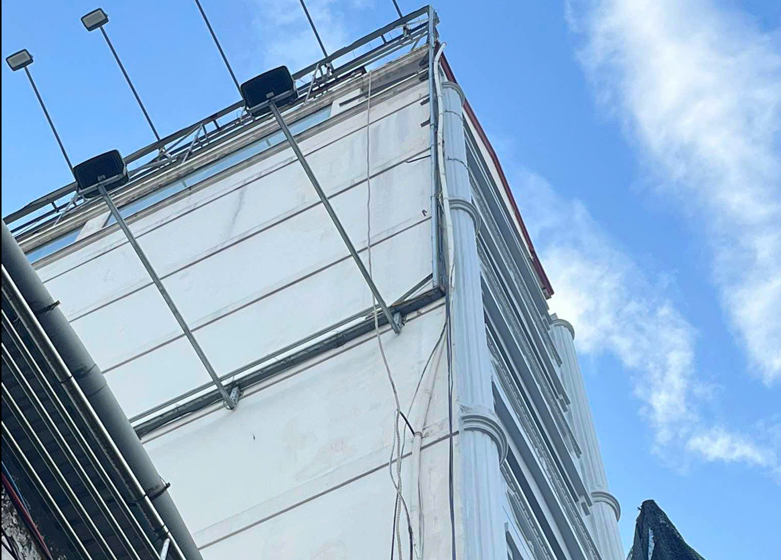 Thợ sơn rơi từ tầng cao xuống đất ở trung tâm TP HCM- Ảnh 1.