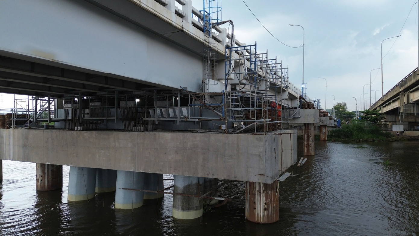 'Thần đèn' nâng cây cầu trên tuyến huyết mạch TPHCM lên 1,25 m- Ảnh 2.